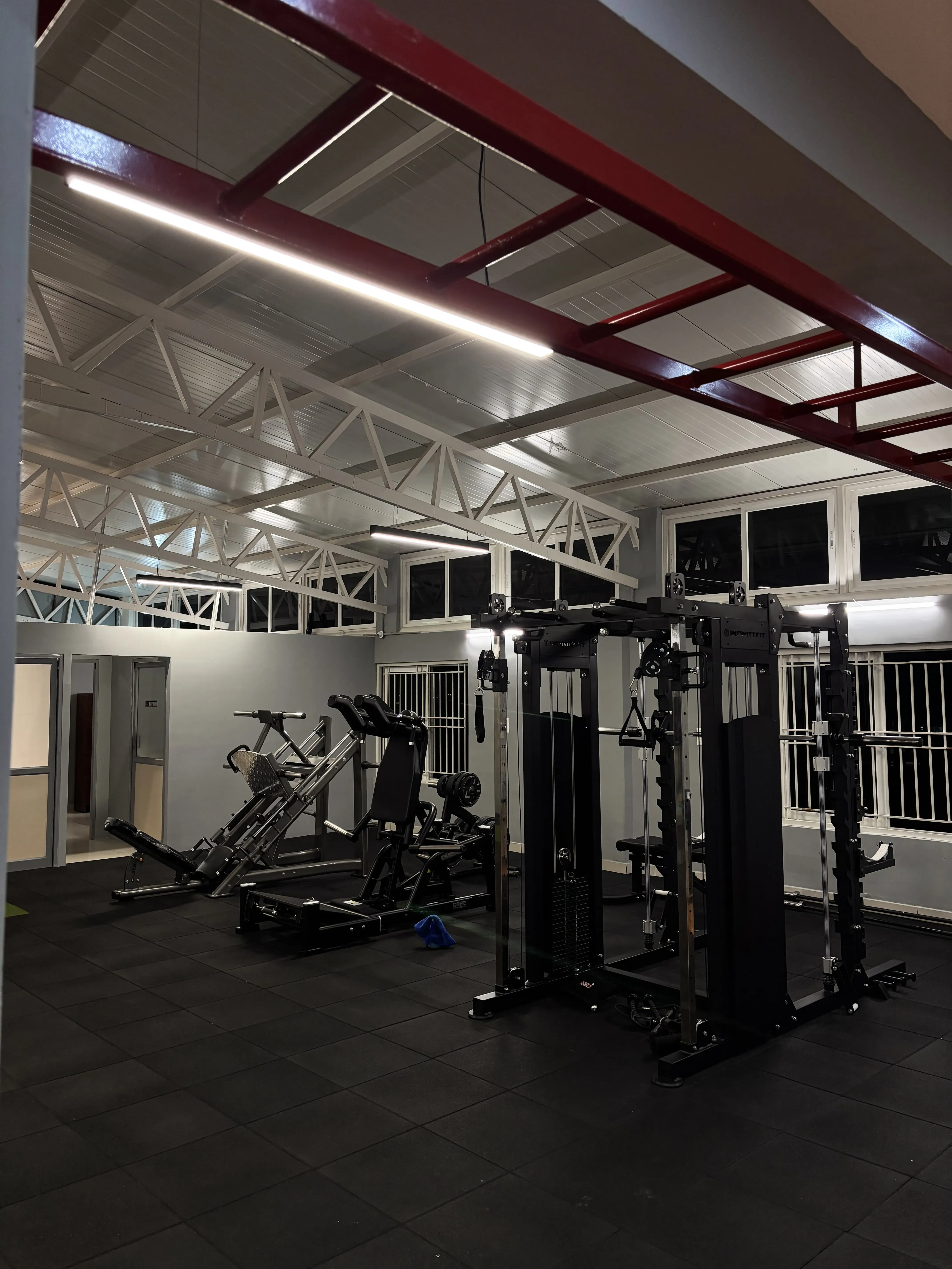 Plate loaded strength machines